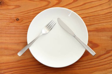 Bıçak ve çatal, almayın demek.