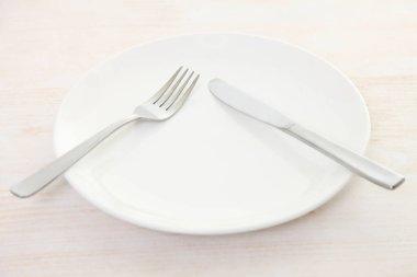 Bıçak ve çatal, almayın demek.