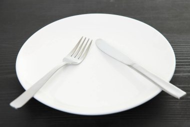 Bıçak ve çatal, almayın demek.