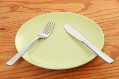 Bıçak ve çatal, almayın demek.