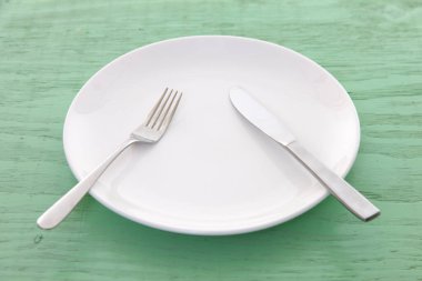 Bıçak ve çatal, almayın demek.