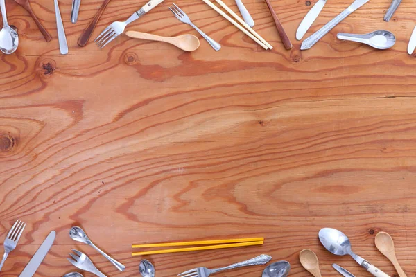 Ahşap Arkaplanda Çatal Bıçak Çerçevesi — Stok fotoğraf