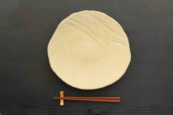 用筷子的空盘子 — 图库照片
