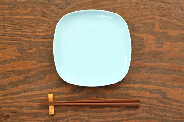 用筷子的空盘子 — 图库照片