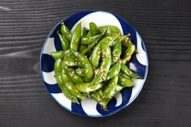 Karıştırılmış yeşil soya fasulyesi baharatlı sarımsak.