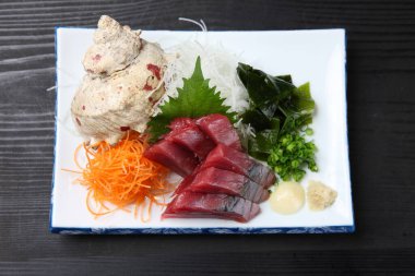 Taze sebzeli Bonito Sashimi.