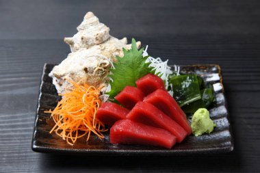 Taze ton balığı dilimlenmiş sashimi tabağı