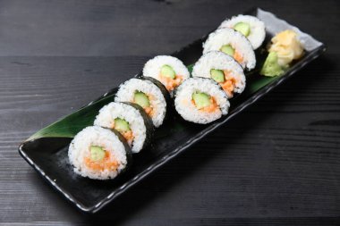 Salatalık suşili somon.