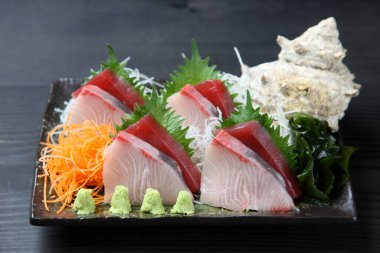Çift ton balıklı sashimi karışık tabak.