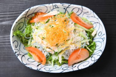 Haşlanmış tavuk ve vermicelli salatası.