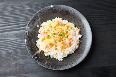 CHIRASHI ZUSHI denilen dağınık suşi