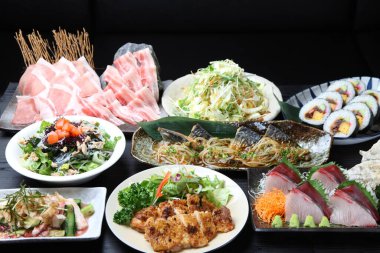 Çeşitli yemekler buluşur.