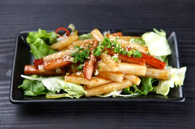 Çin yer elması ve konserve jambon kızartması.