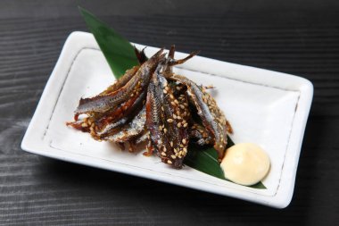 Güneşte kurutulmuş sardalya ve neşe