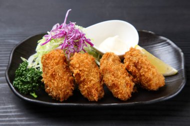 Kızarmış istiridye ve sebze.