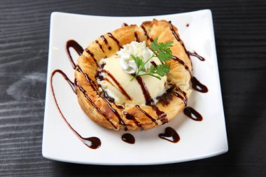 Bisküvi üzerine çikolata soslu vanilyalı buz.