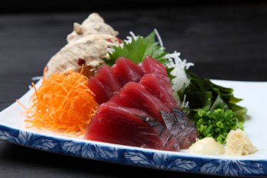 Taze sebzeli Bonito Sashimi.