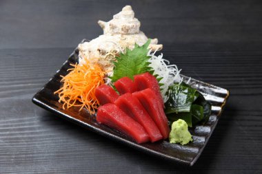 Taze ton balığı dilimlenmiş sashimi tabağı