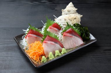 Çift ton balıklı sashimi karışık tabak.