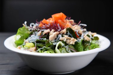 Yosun tuna balığı salata kasesi.