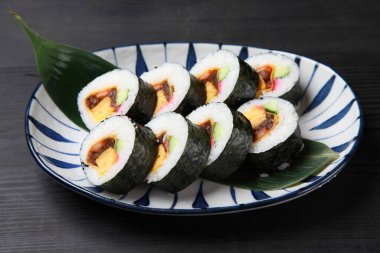 Kalın bir maki zushi rulosu.