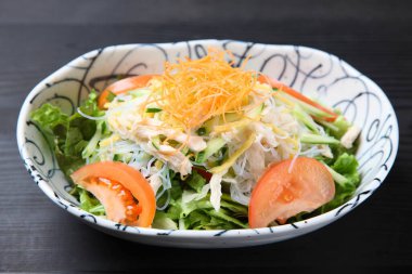 Haşlanmış tavuk ve vermicelli salatası.