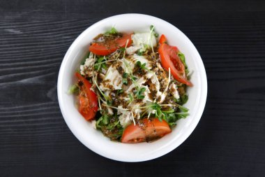 Haşlanmış tavuk ve tofu salatası.