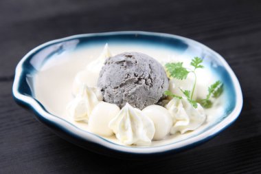 Pirinç unlu hamur tatlısı ve siyah susam tohumlu dondurma.