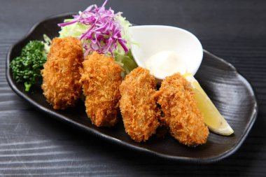 Kızarmış istiridye ve sebze.