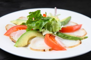 Avokado ve domatesli ahtapot carpaccio.