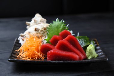 Taze ton balığı dilimlenmiş sashimi tabağı