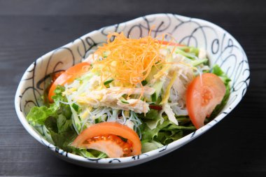 Haşlanmış tavuk ve vermicelli salatası.