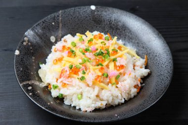 CHIRASHI ZUSHI denilen dağınık suşi