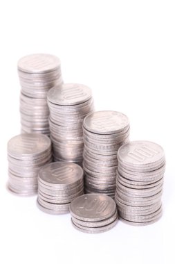 istiflenmiş Japon 100 yen sikkeleri aşağı adım grafiği 