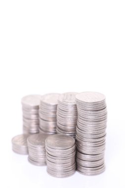 istiflenmiş Japon 100 yen sikkeleri aşağı adım grafiği 