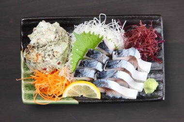 Deniz yosunlu sirkeli uskumru.