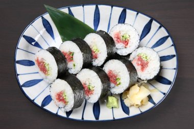 Salatalıklı erik turşusu.