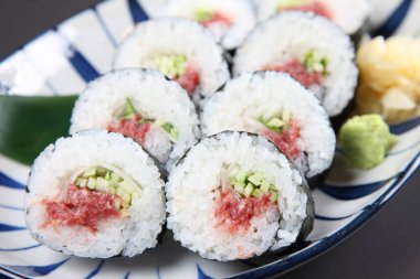 Salatalıklı erik turşusu.