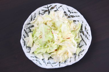 Biberli taze lahana salatası.