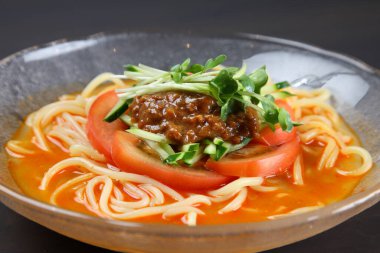 Domatesli soğuk Dandan Eriştesi