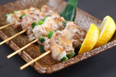 Domuz ve kuşkonmaz şiş sarıyor.