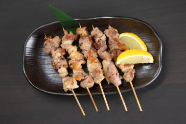 Yakitori Japon tavuk ızgara şişleri.