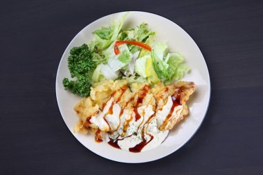 Sirke ve tartar soslu kızarmış tavuk.