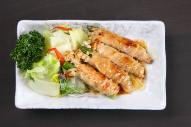 Domuz ve kuşkonmaz sebzeli rulo