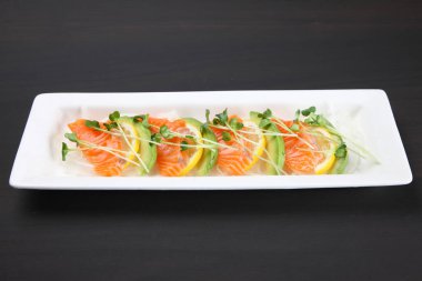 Limonlu somon avokado carpaccio