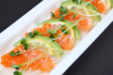 Limonlu somon avokado carpaccio