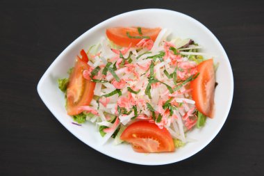 Karides ve turp salatası kasesi.