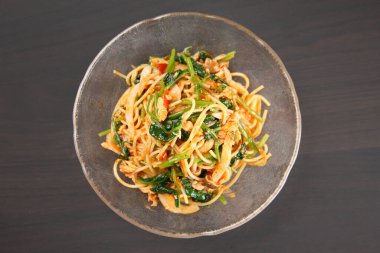 Mantarlı soğuk domates spagettisi.