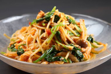 Mantarlı soğuk domates spagettisi.