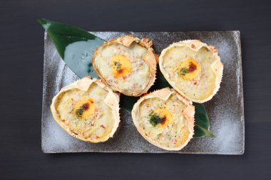 Ekstra peynirli yengeç kabuğu graten.